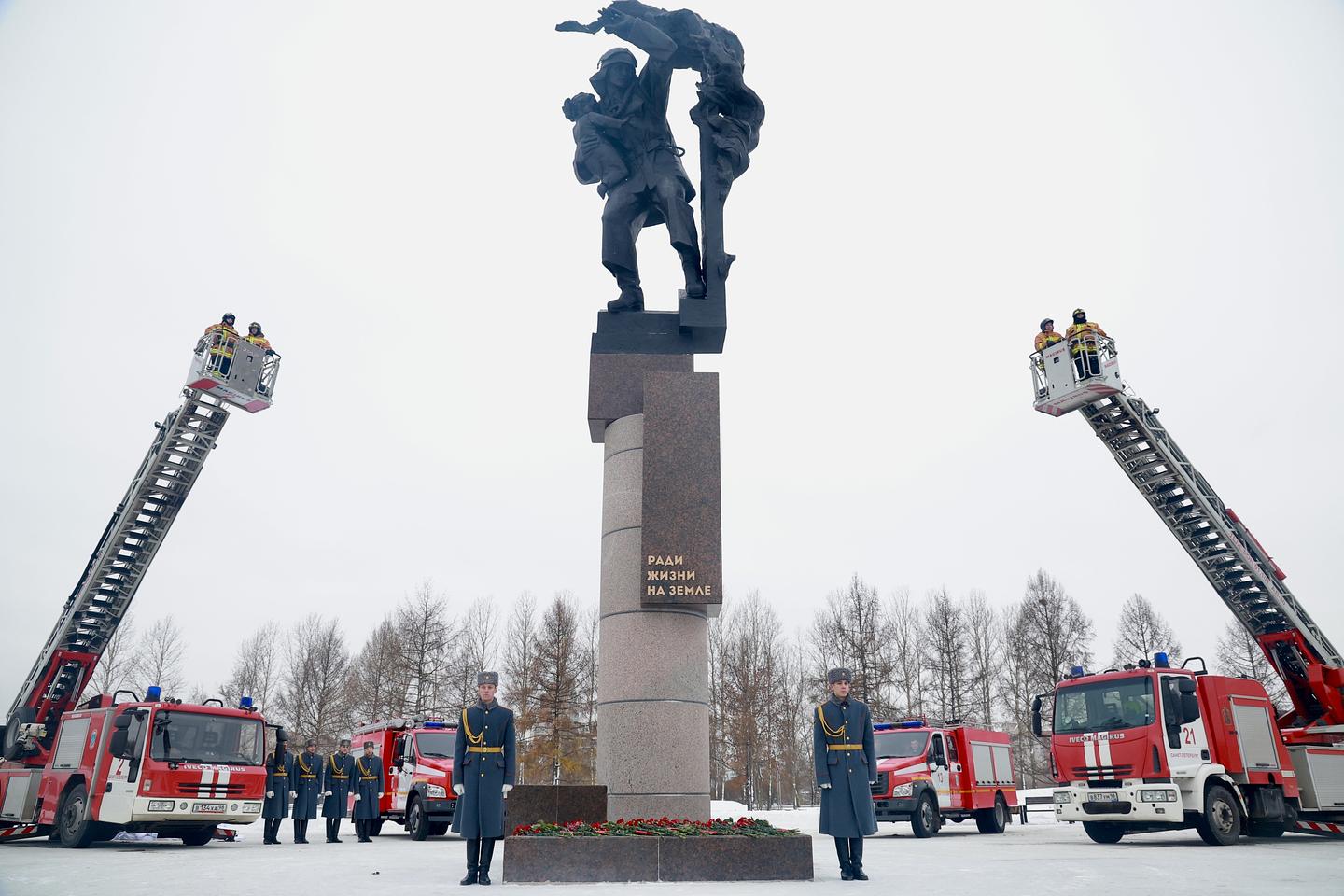 В парке Героев-Пожарных открыли монумент в честь спасателей и огнеборцев