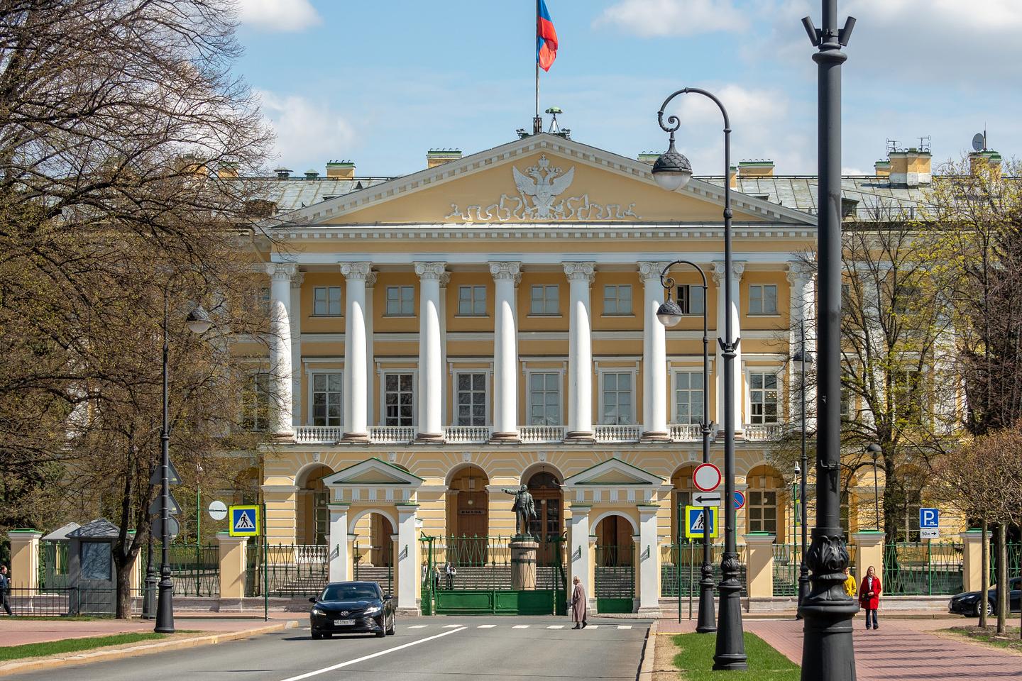 Власти Петербурга утвердили меры соцподдержки для граждан, чье жилье  пострадало в результате атак БПЛА