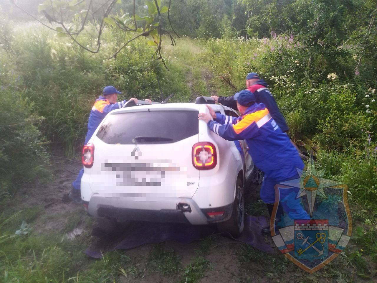 Спасатели вывезли из леса потерявшихся автомобилистов вблизи Ястребиного  озера