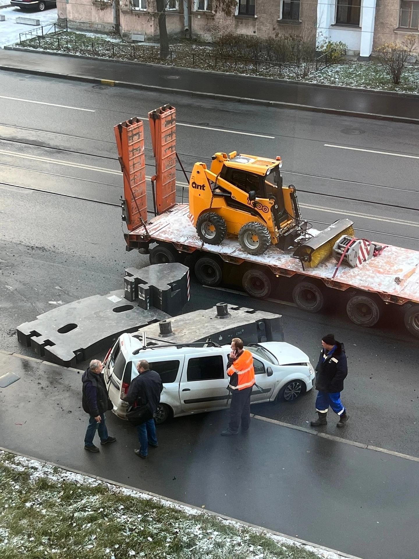 Огромный кусок бетона упал на легковушку на улице Трефолева