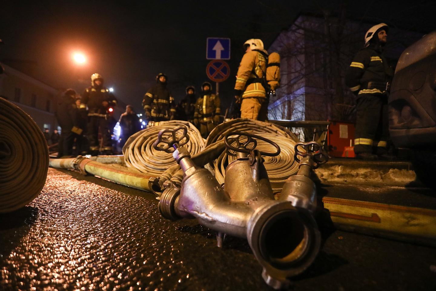 На Долгоозерной улице в жилом доме загорелось электрооборудование