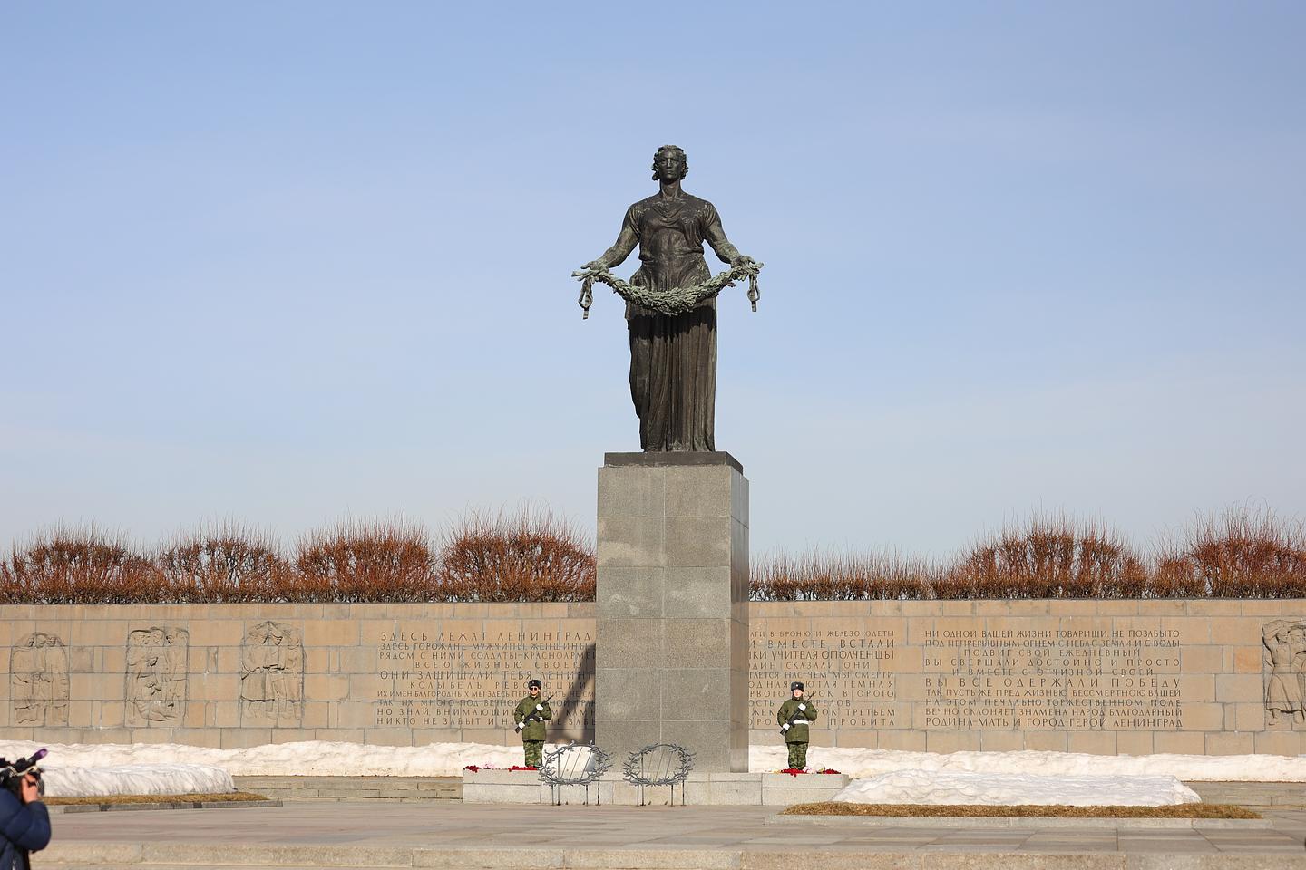 Петербург с 18 апреля присоединится к Всероссийскому субботнику по  благоустройству мемориалов | Вечёрка