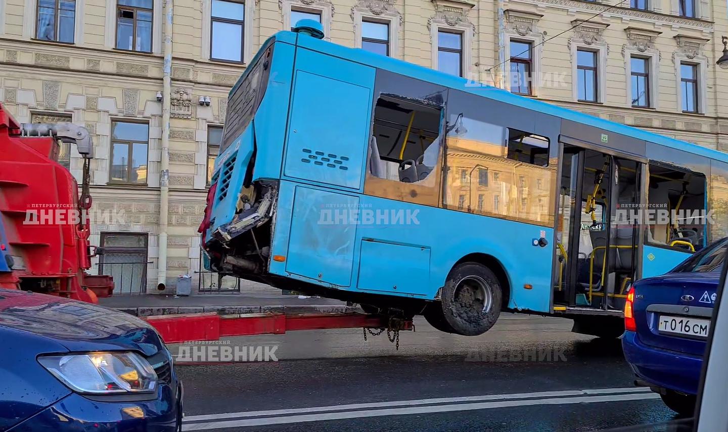 Рухнувший в воду автобус вывезли с набережной реки Мойки