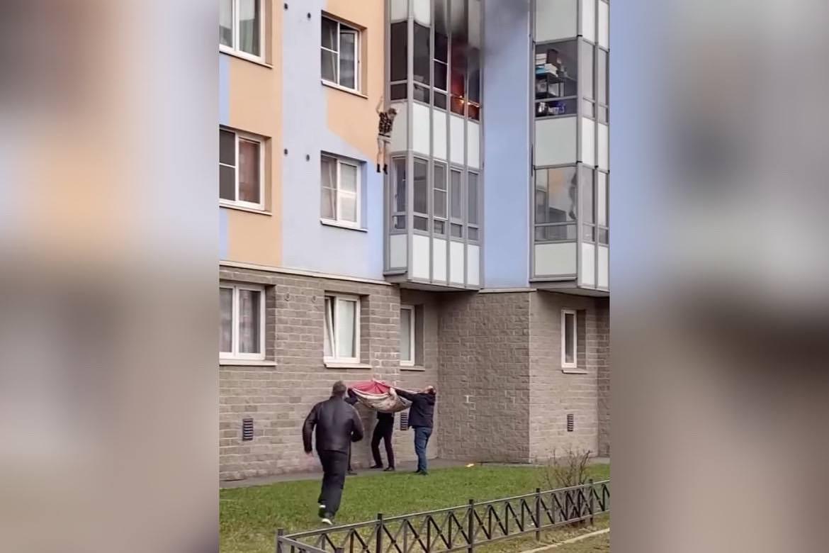 застукали в окно Петербуржцы спасли ребенка, находившегося в загоревшейся квартире в ЖК  «Новая Охта» | Вечёрка